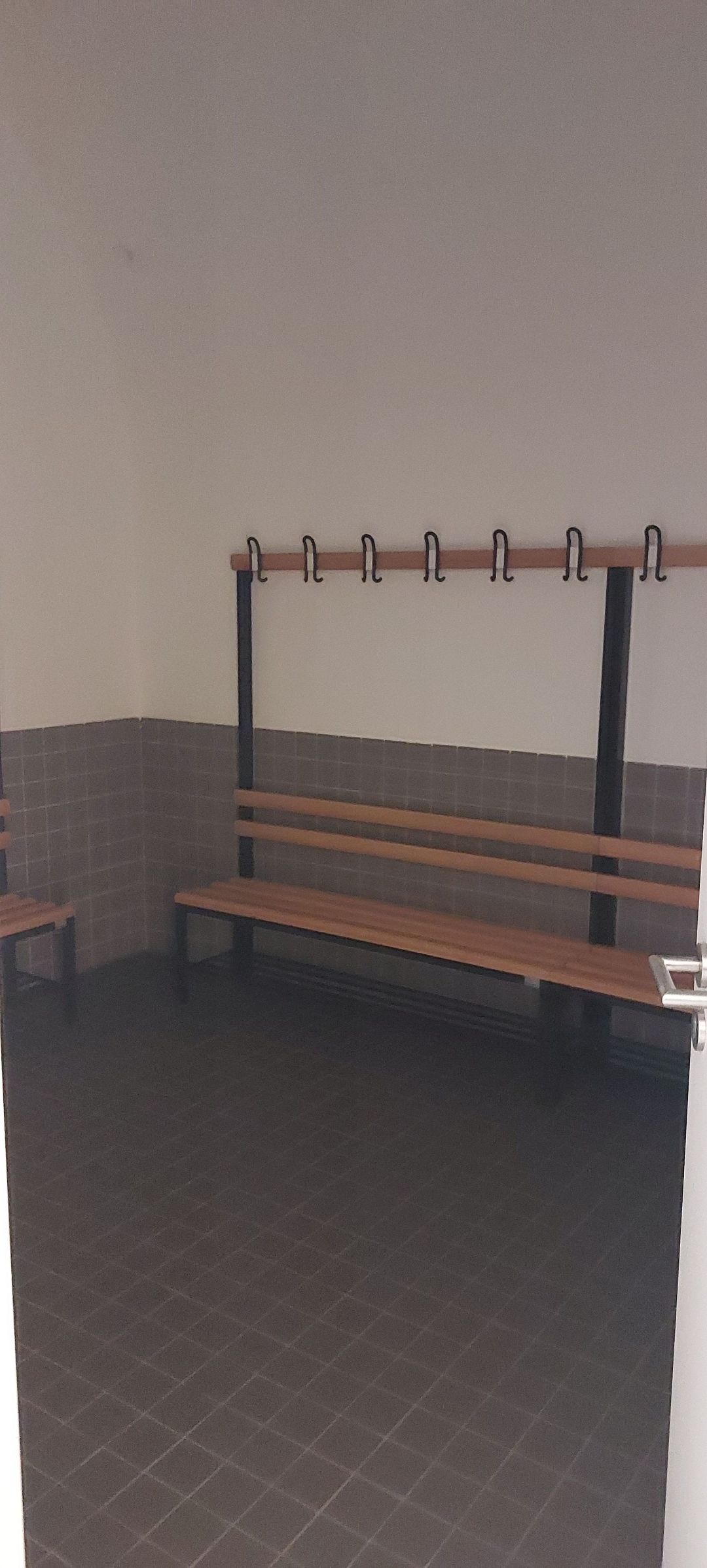 Umkleide Foto vom Ort 'Batterie am Sportbad Gymnastikraum'